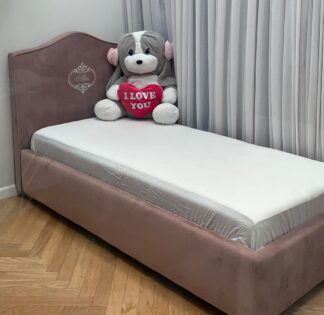 מיטה מרופדת נסיכות