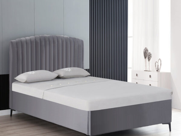 מיטה רחבה לנוער 120×190 מרופדת בד רחיץ עם ארגז מצעים דגם מיקה – אפור