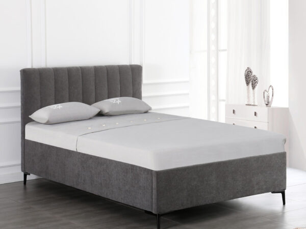 מיטה רחבה לנוער 120×190 מרופדת בד רחיץ עם ארגז מצעים דגם ליה – אפור